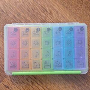 EUC Rainbow 7 Day Pill Orgainizer Each Day Has 4 Lots